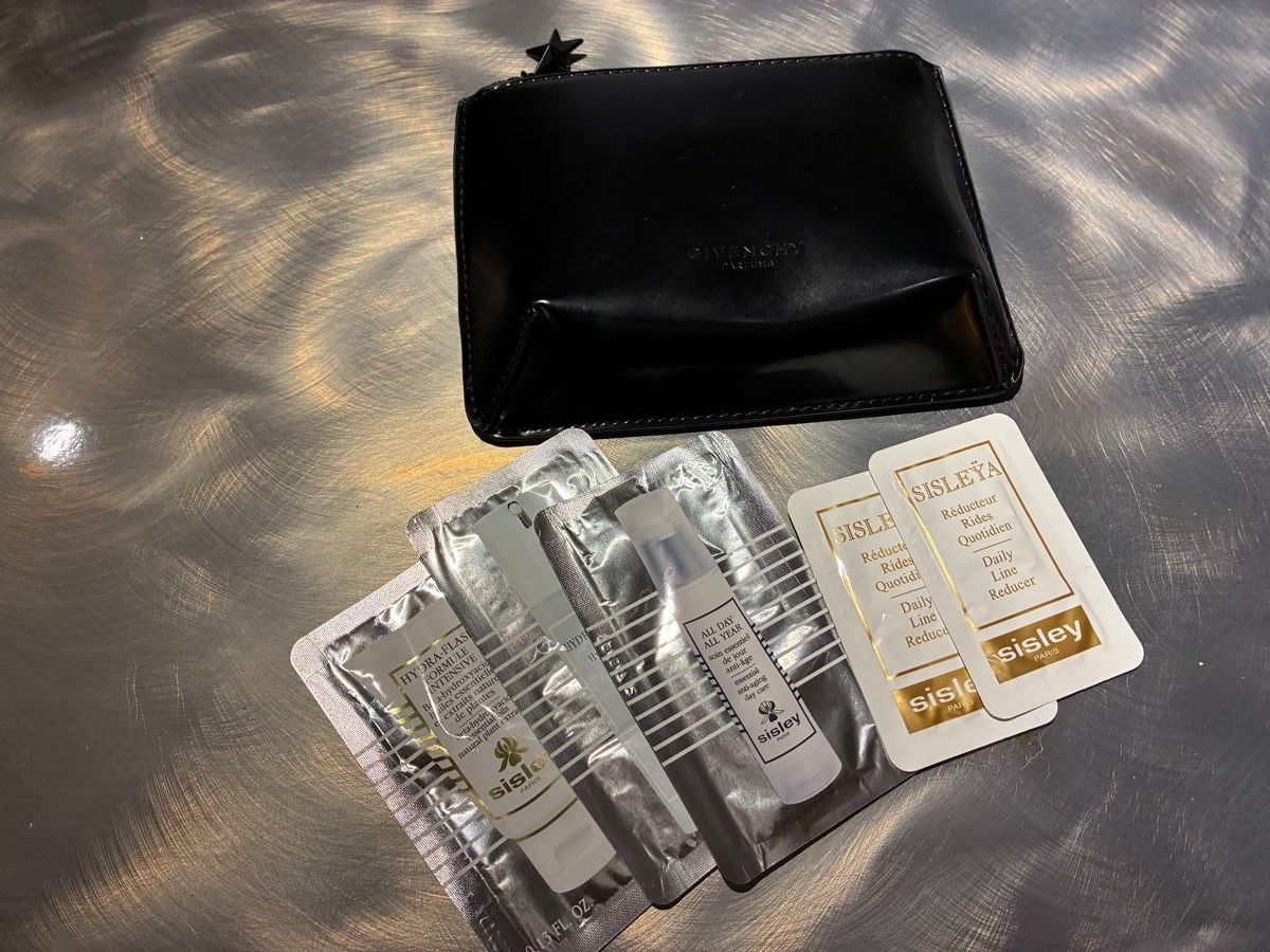 Kosmetikkoffer: Kosmetiketui von Givenchy schwarz, dazu Proben von Sisley – Neu und originalverpackt aus Niederglatt ZH von karinso