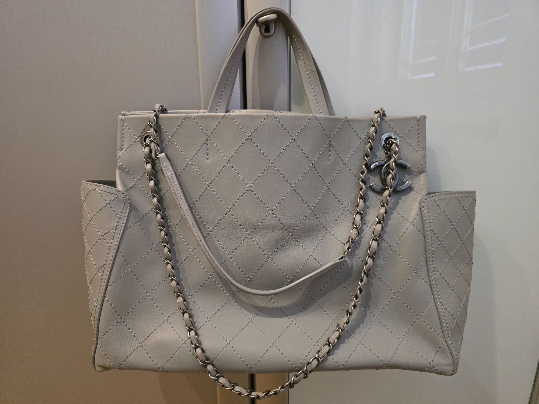 Chanel Borse da donna: Chanel Shopper in Grau – Usato da Neuendorf venduto da fiestashorty84