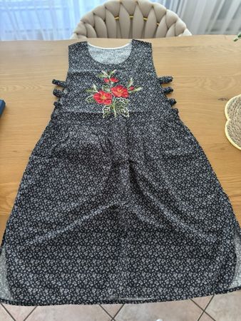 Abito floreale con ricamo