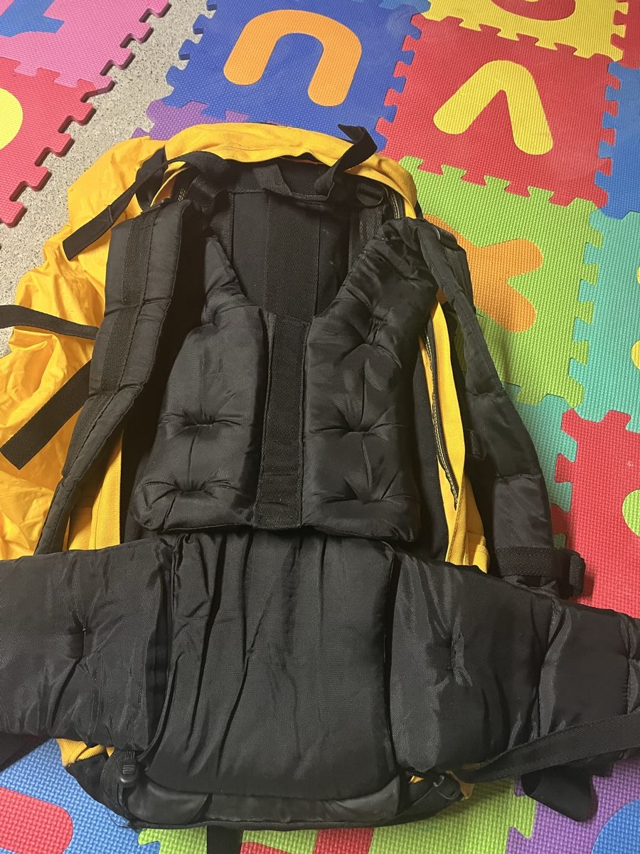 Zaini: Top Wanderrucksack mit Regenhülle, gelb/schwarz, robust – Usato da Bremgarten b. Bern venduto da nan_n82z 1