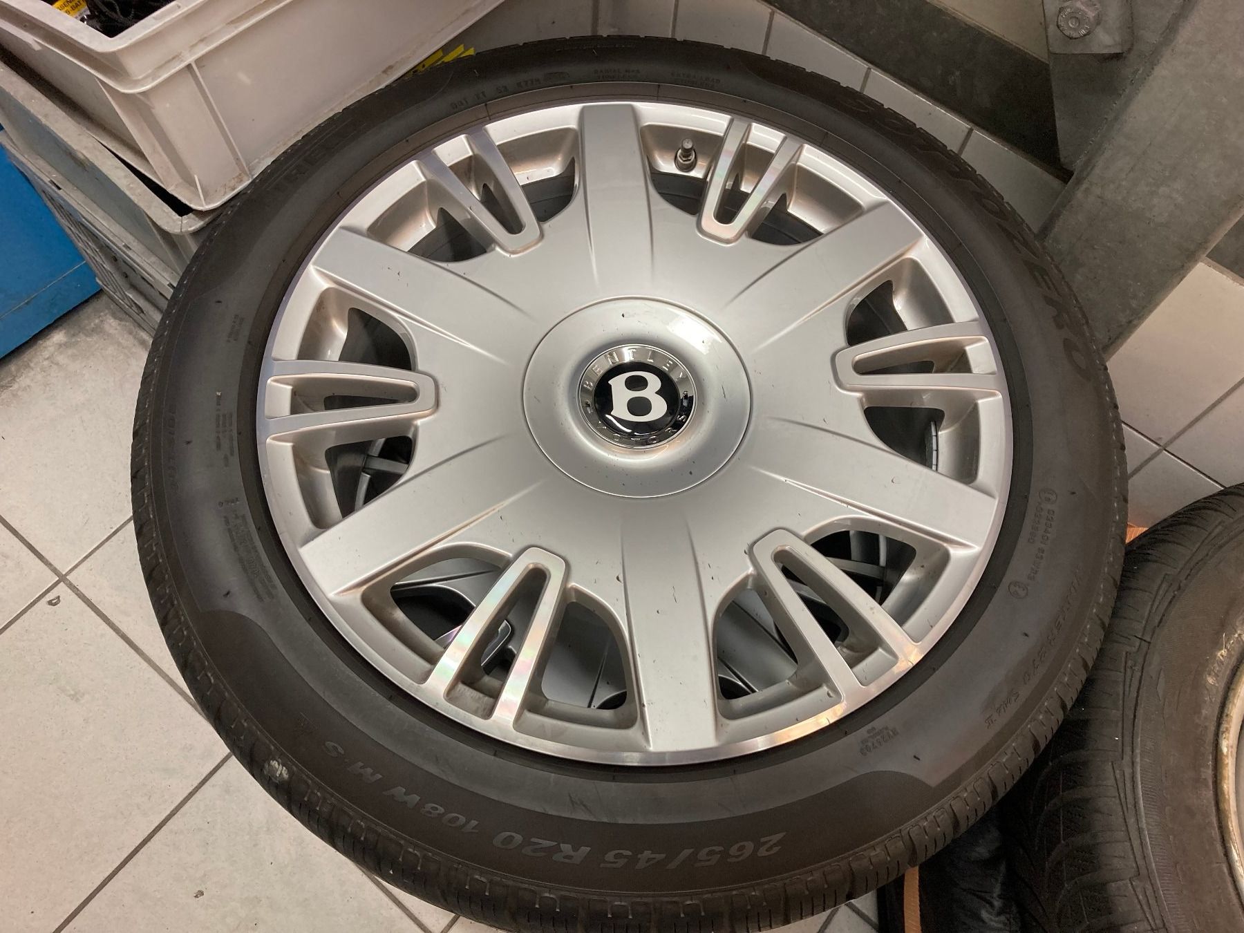 Bentley Pneumatici & Ruote complete: Bentley Continental Winterräder  265/45R20 – Usato da Cham venduto da WB2223 1