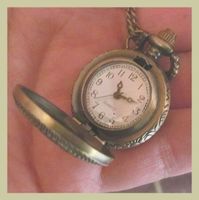 Umhängeuhr Bronze mit Spring- Deckel + Kette