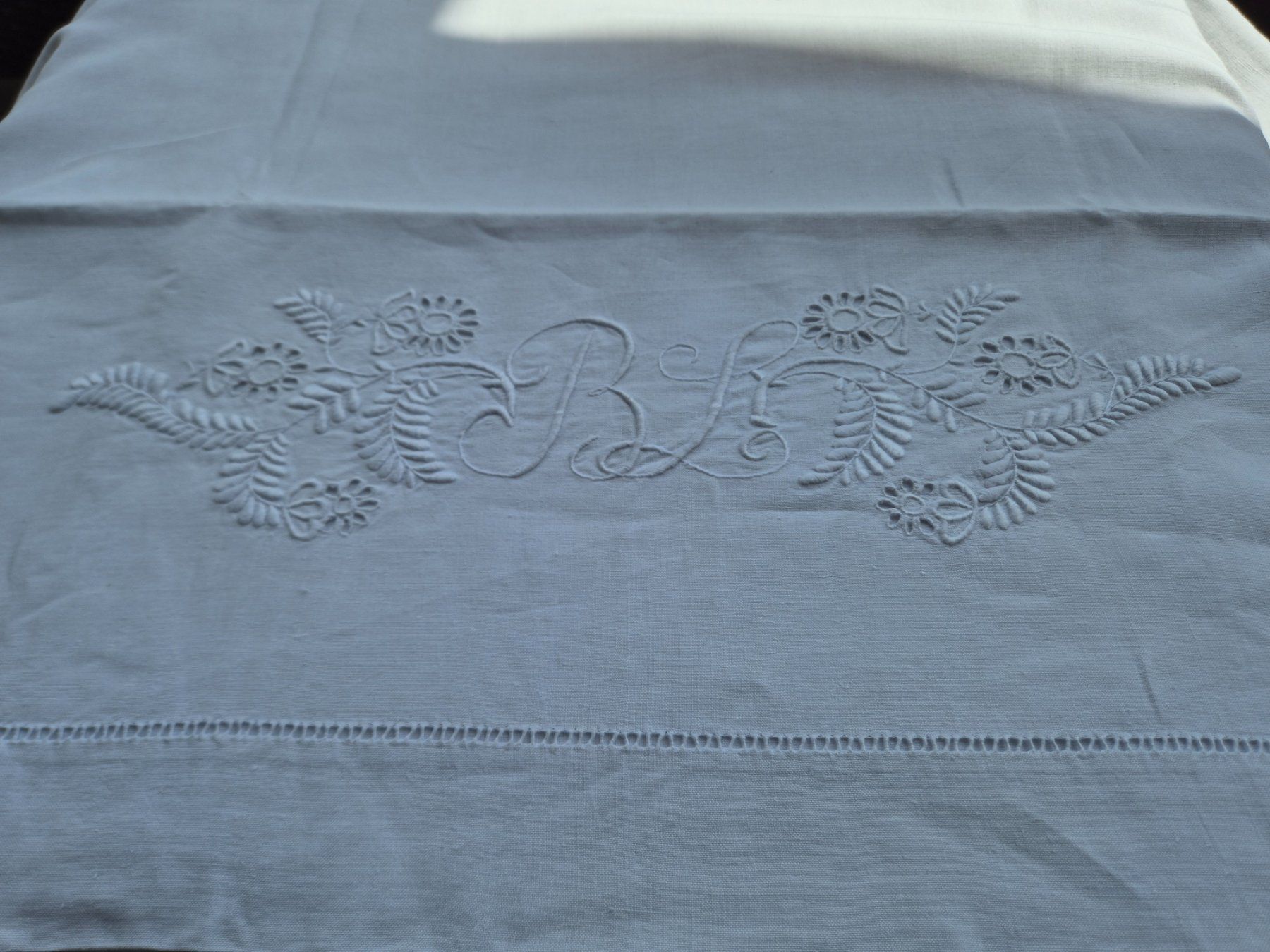 Biancheria da letto: Alte feine Leinen-Leintuch mit Monogramm BL, handbestickt – Usato da Bern venduto da aronari 3