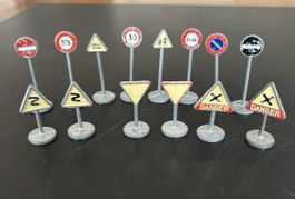 14 DINKY TOYS Signale, von ca 1950
