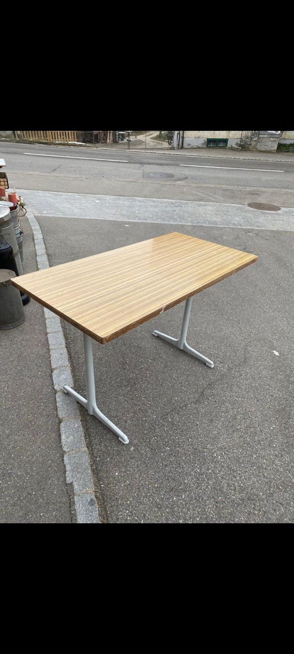 Tavoli: Tisch mit Guss Füsse – Usato da Mettlen venduto da elios0888