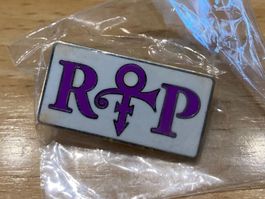 Prince Pin Anstecker Rock Punk Metal Pop