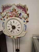 Antike Wanduhr aus Porzellan mit Blumenmuster