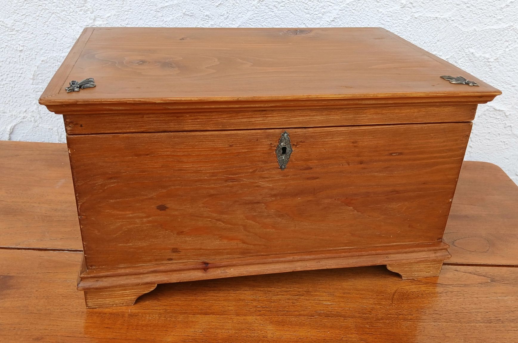 Coffres: Superbe petit coffre en bois – D'occasion à Sciernes-d'Albeuve par Dojo004