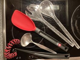 Küchenutensilien-Set: 2 Kellen, Salatbesteck, Schneebesen