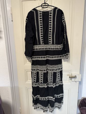 Kleid Zara schwarz mit weisser Stickerei Grösse M