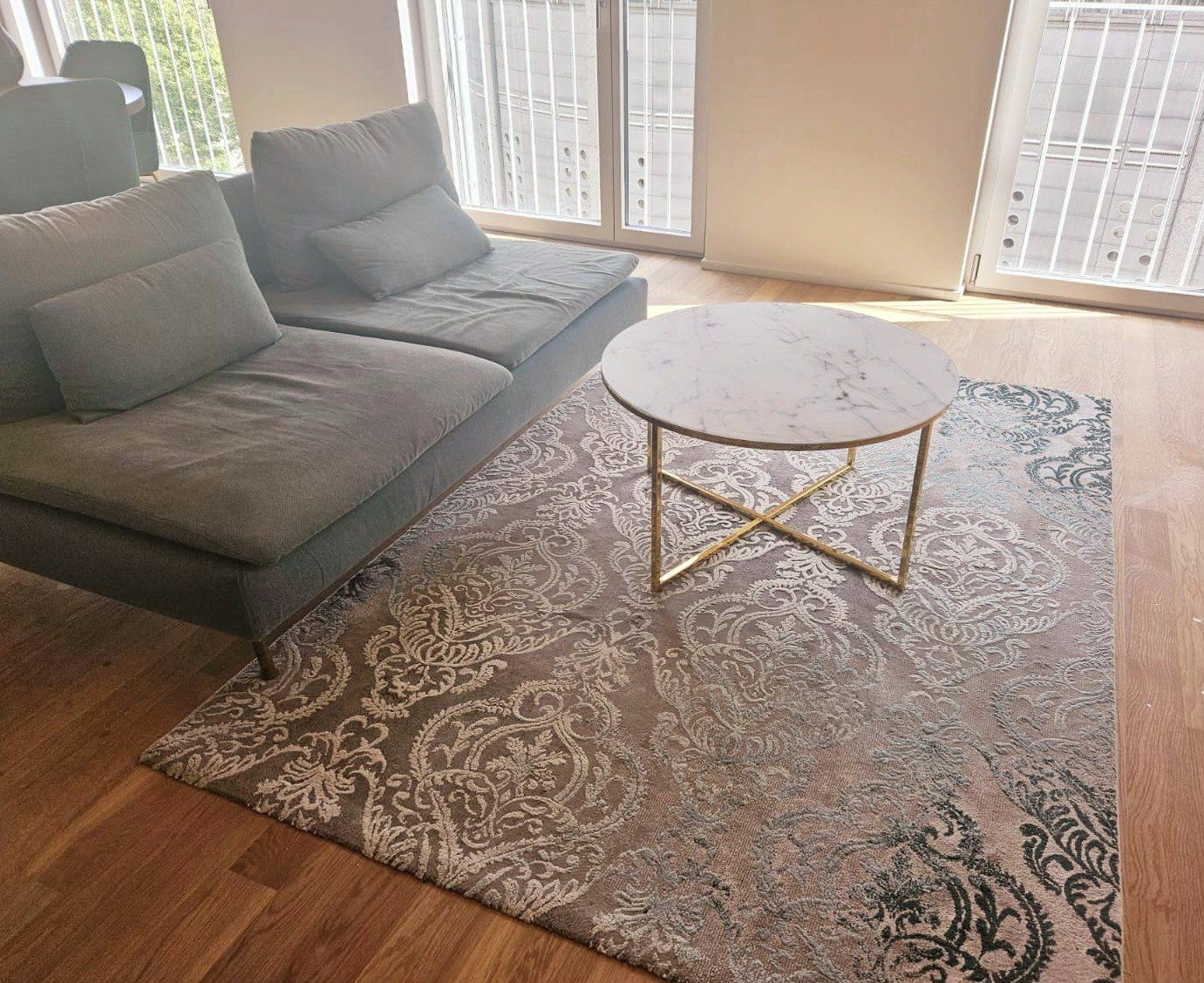 Tavoli: Moderner Couchtisch mit goldenem Gestell – Usato da Baden venduto da jan_wn85