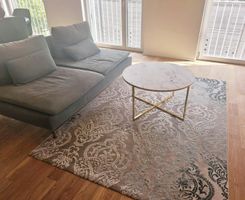 Moderner Couchtisch mit goldenem Gestell