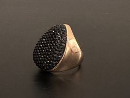 Modeschmuck Ring mit schwarzen Steinen