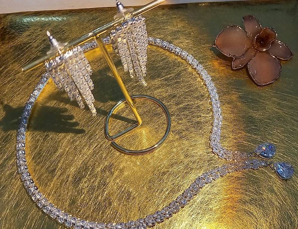 Altri gioielli: Halskette mit Ohrhänger, Set Nr. 1 – Nuovo (secondo la descrizione) da Luzern venduto da Brokiland