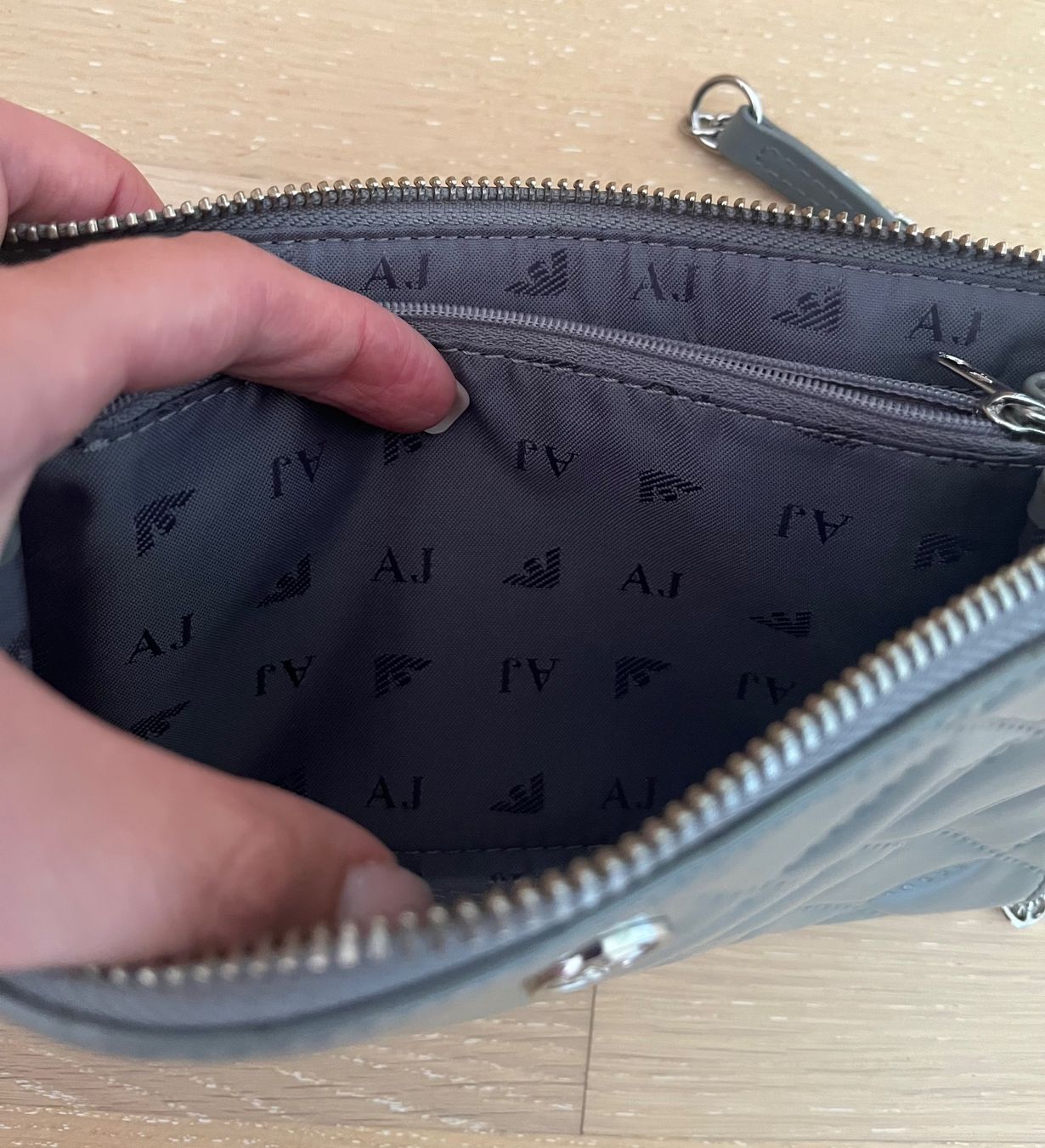 Armani Taschen für Damen: Pochette grigia Armani Jeans – Neu und originalverpackt aus Cama von lar_2rh9 7