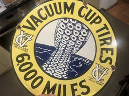 Emailleschild Vacuum Cup Tires rund mit Gebrauchsspuren