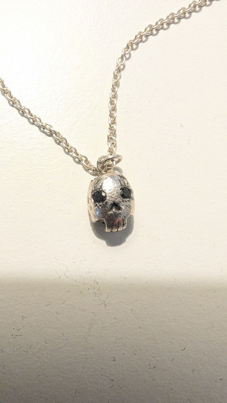 Ciondoli: Collier pendentif tête de mort en argent – Usato da Peseux venduto da Alix26 1
