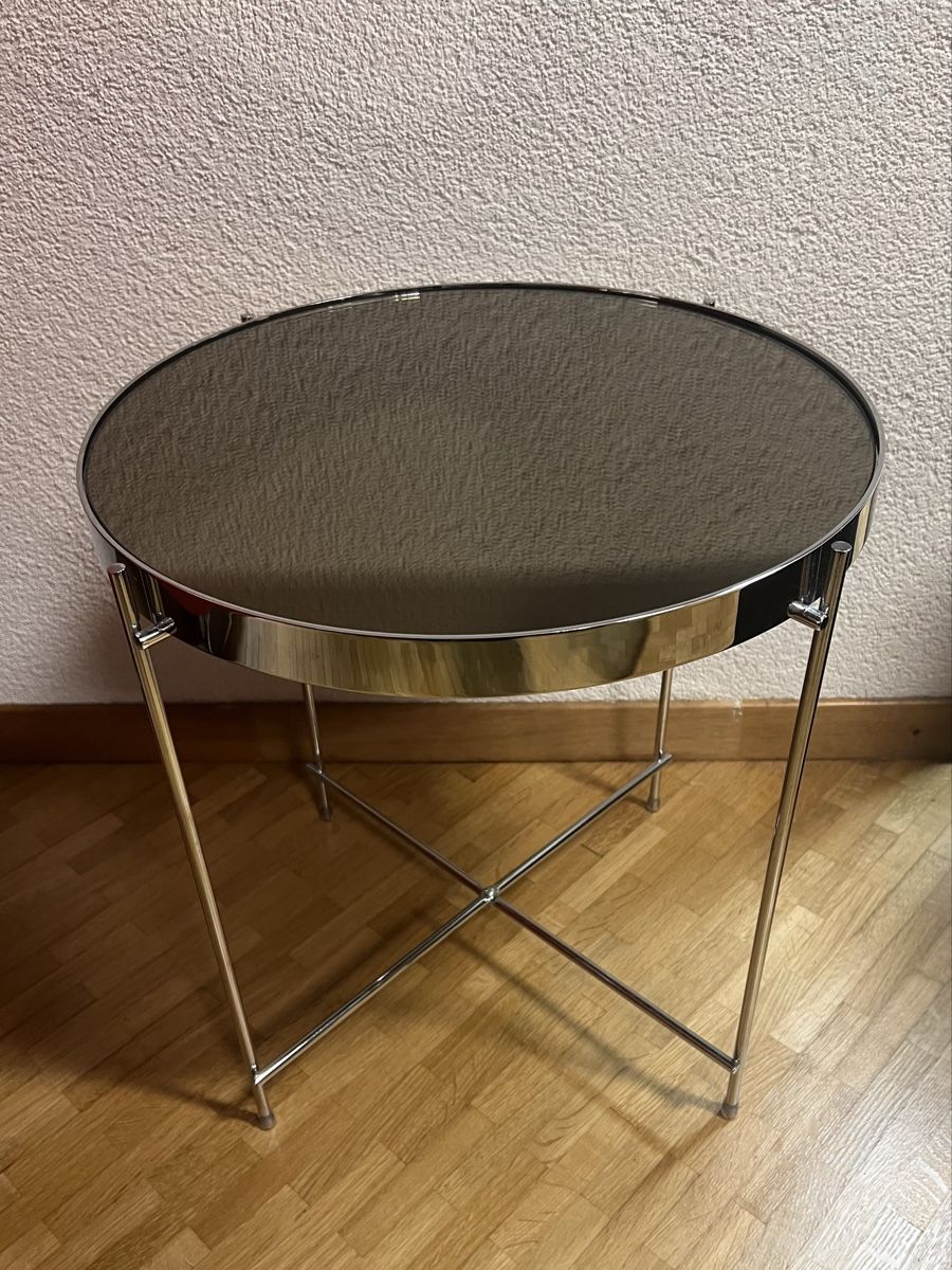 Tavoli: Silberfarbener Beistelltisch mit Spiegelplatte – Usato da Zürich venduto da rigani 1