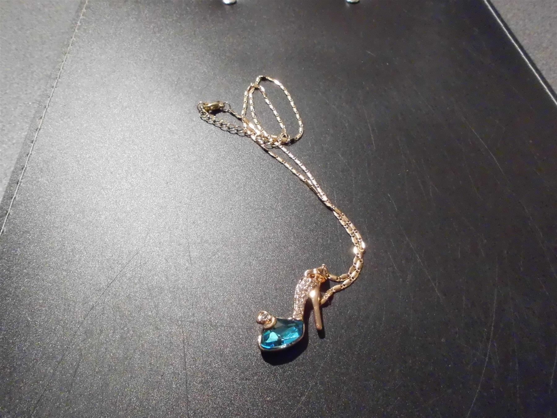 Catenine: Kette goldfarbig, An. Stöckelschuh – Nuovo e nell'imballaggio originale da Zürich venduto da abraxas1291