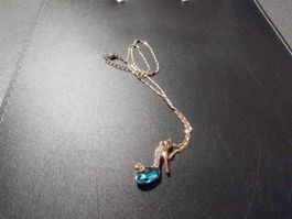 Kette goldfarbig, An. Stöckelschuh