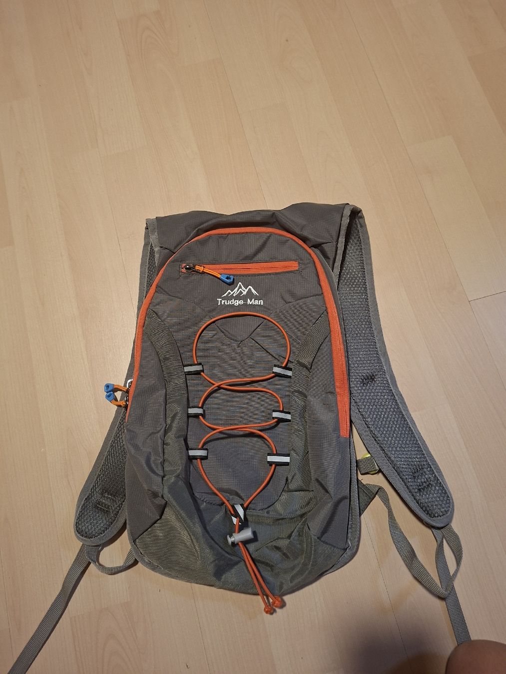 Zaini: Trudge Men Wanderrucksack, Grau/Orange, neuwertig! – Nuovo (secondo la descrizione) da Unterbäch VS venduto da Nifadi