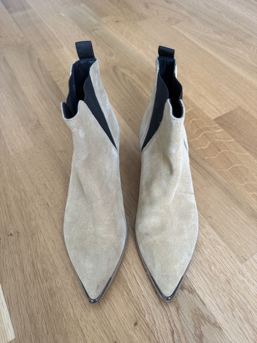 Acne Studios Scarpe da donna: Acne Studios Stiefeletten, Wildleder beige, Gr. 38 – Nuovo (secondo la descrizione) da Zürich venduto da vintagewiedikon