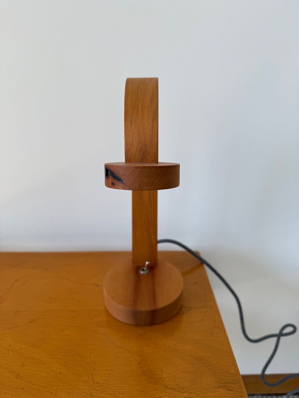 Lampade: Tischlampe Kirschholz – Usato da Luzern venduto da Mamutpe 2