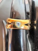 Wunderschöner vergoldeter Ring mit einem Stein.