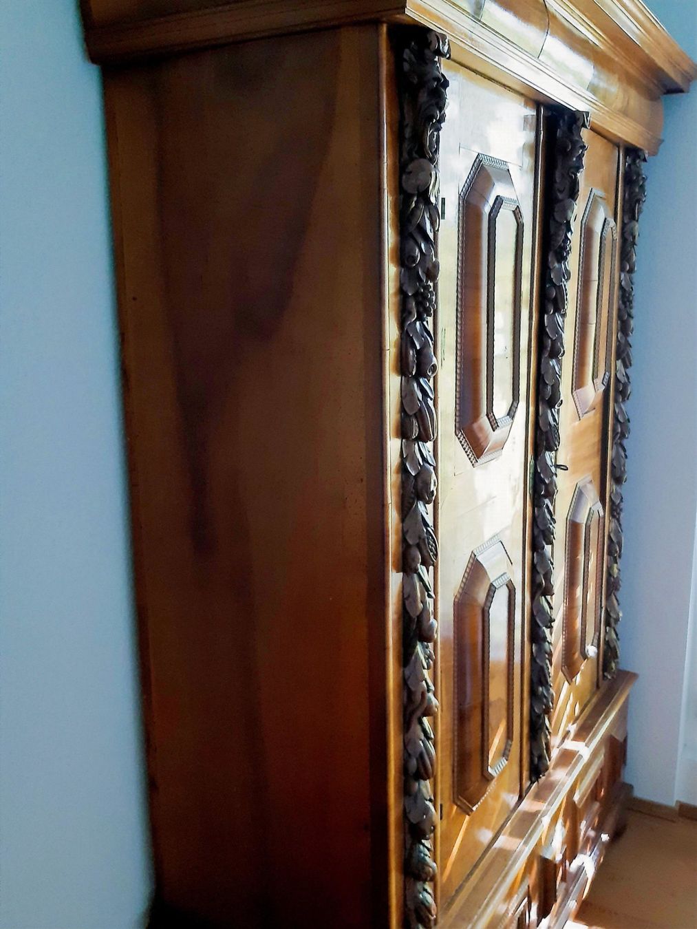 Schränke: Barocker Kleiderschrank – Gebraucht aus Basel von graillard 1