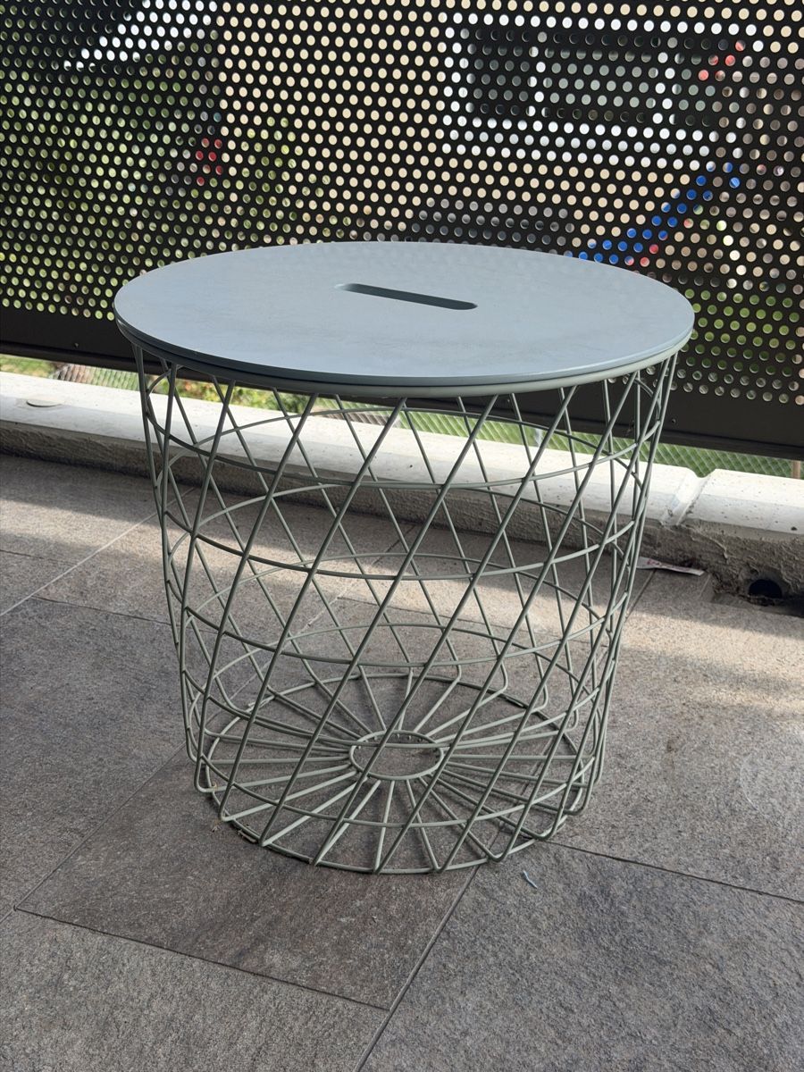 Ikea Tables: Beistelltisch mit Ablage – D'occasion à Brittnau par KimZinniker