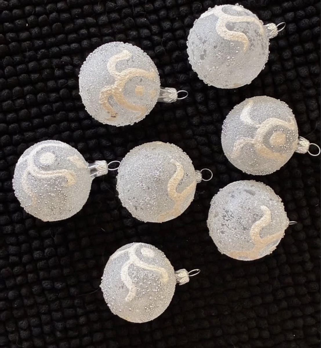 Toutes les décorations: Weihnachtskugeln Glas weiss mit Muster 7er Set neu – D'occasion à Arbon par car_v2zm