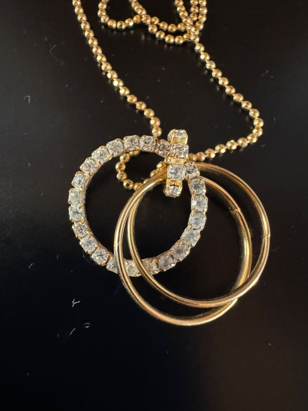 Catenine: A/C Halskette goldfarben mit Strass-Ringen – Usato da Winterthur venduto da Dejv 1