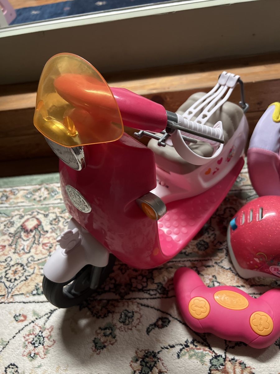 Puppen: Baby Born Scooter mit Helm und Autositz – Gebraucht aus Wolfwil von Vessie 1