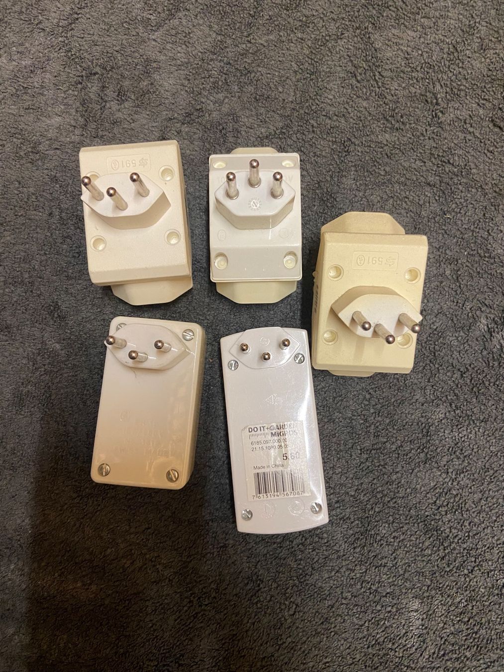 Spine: Lot de multiprises / adaptateurs électriques suisses – Usato da Genève venduto da muj_2zmc 2