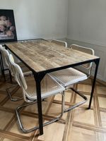 Massivholz Tisch mit Metallrahmen