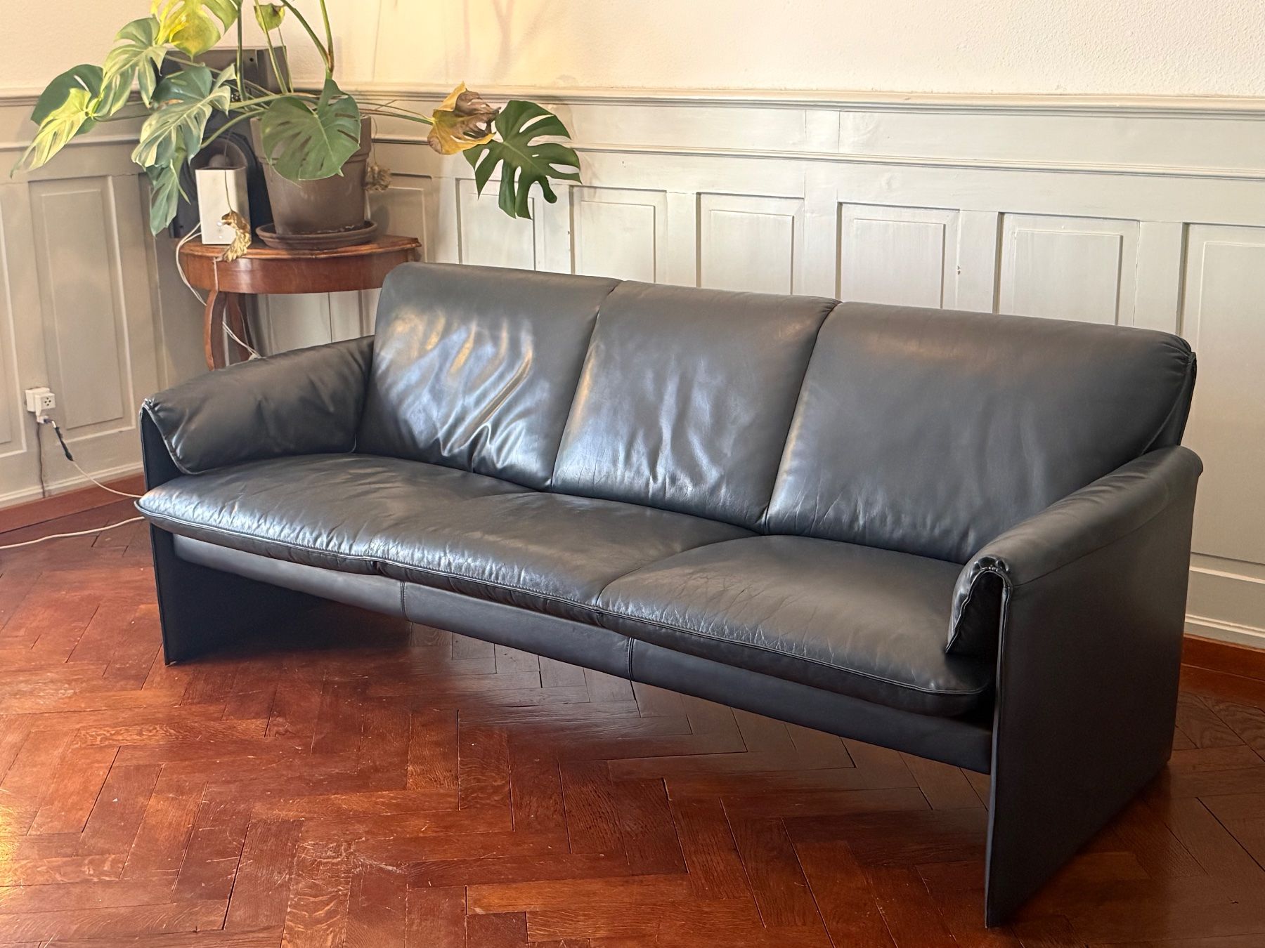 Leolux Divani: Designer Couch Sofa Leolux Bora Bora 3-Sitzer Anthrazit – Usato da Zürich venduto da TiptopGerneWieder 1