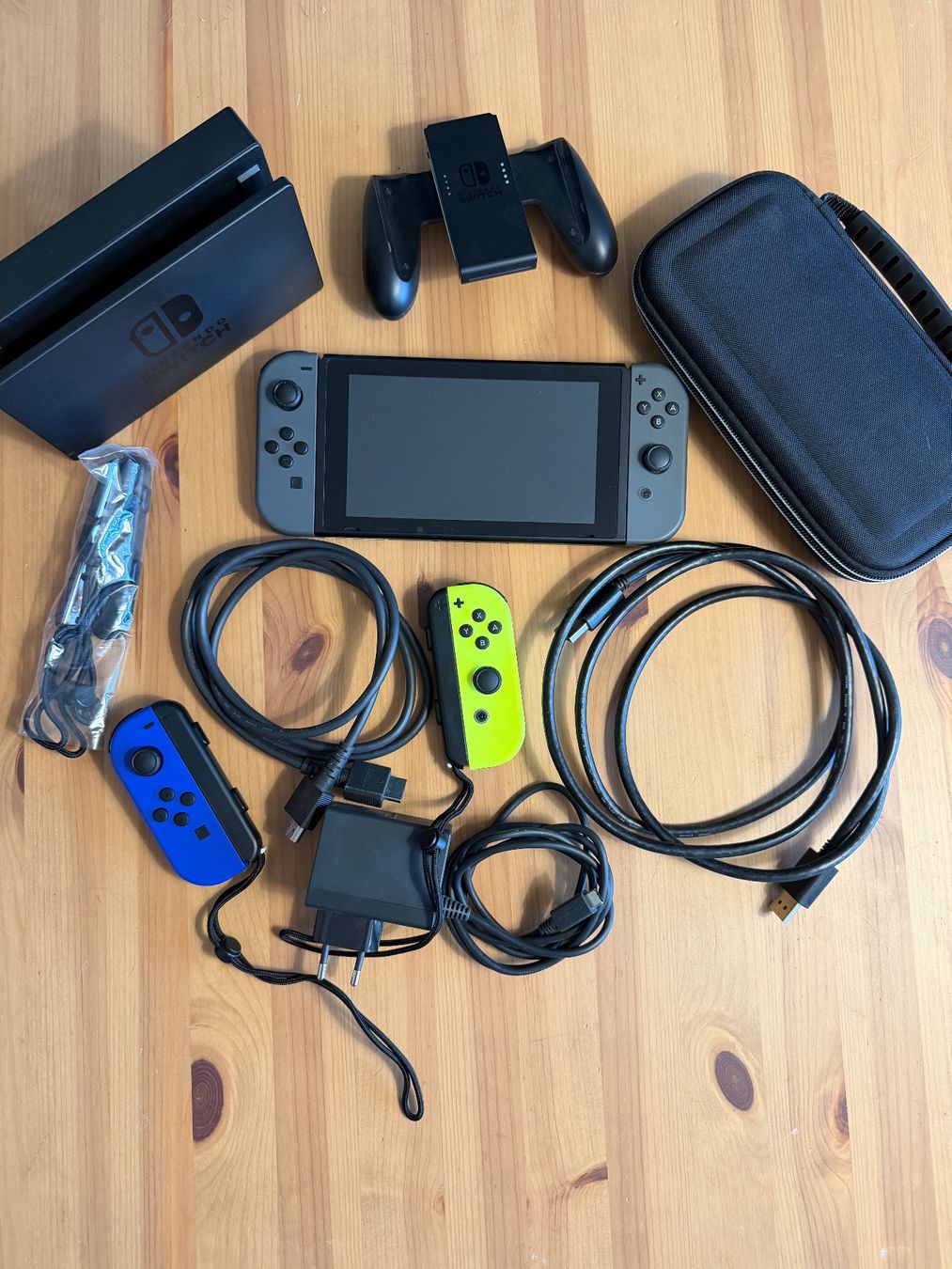 Nintendo Konsolen: Nintendo Switch console, gris, avec accessoires, bon état – Gebraucht aus Romanel-sur-Lausanne von pal_wwb8