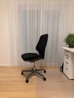 Bürostuhl schwarz, Rückenlehne und Rollen, funktionstüchtig