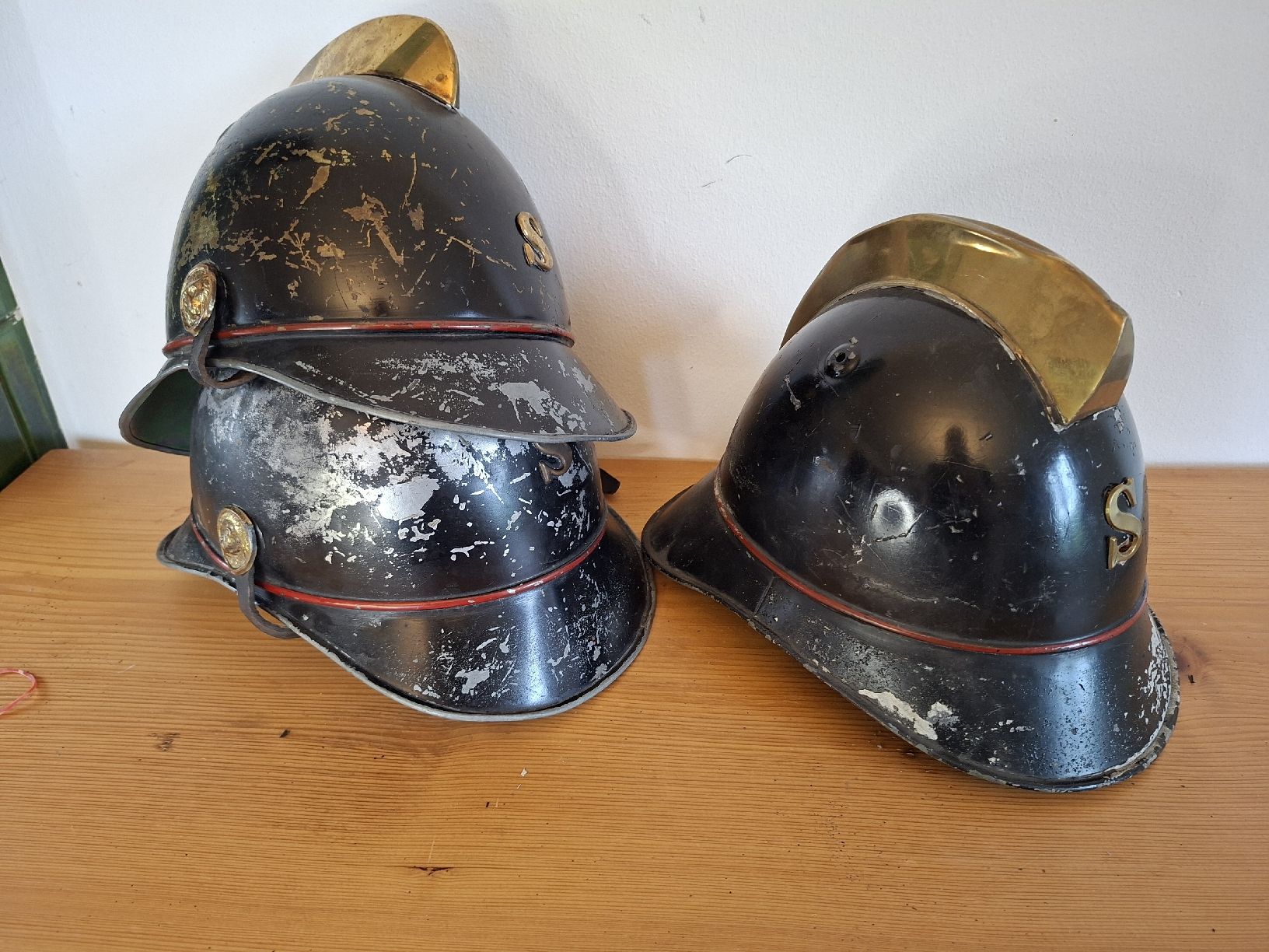 Pompieri: Antike Feuerwehrhelme  3 Stk. – Usato da Ipsach venduto da jpbo 2