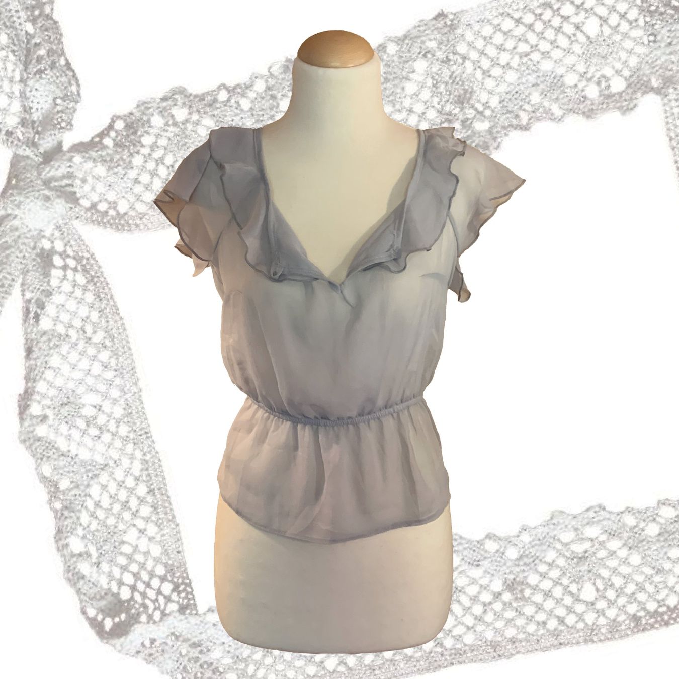 Tops: Graue, romantische, transparente Bluse mit Rüschen, Größe S/ – Gebraucht aus Chalais von Decoarts.art