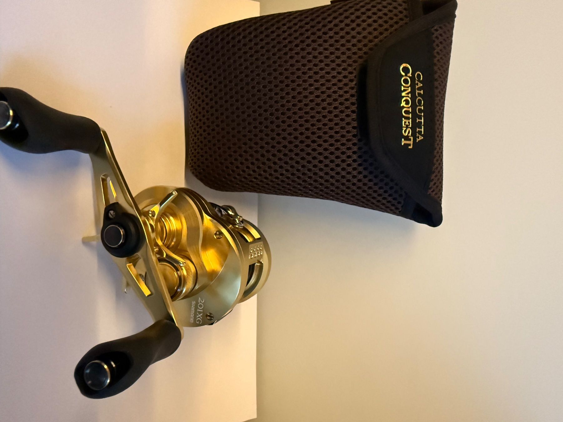 Tamburi & Mulinelli: Shimano Calcutta Conquestst 201XG – Nuovo e nell'imballaggio originale da Hombrechtikon venduto da Faebektm