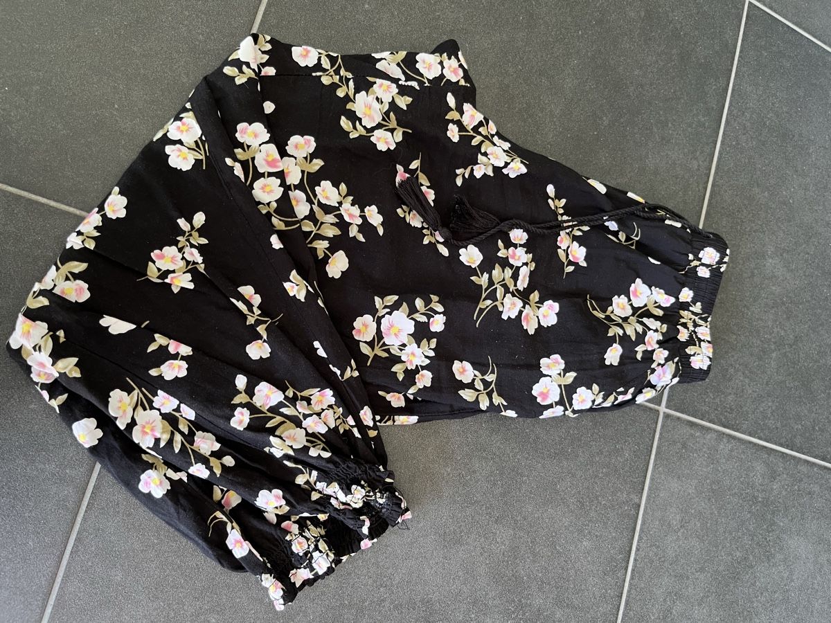 Pantaloni: Hose Blumenprint Grösse S von Chicoree – Usato da Interlaken venduto da PrincessJill 1