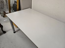 Schreibtisch weiss Metallbeine rechteckig gebraucht