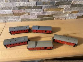5x Märklin H0 Personenwagen und Güterwagen, rot,