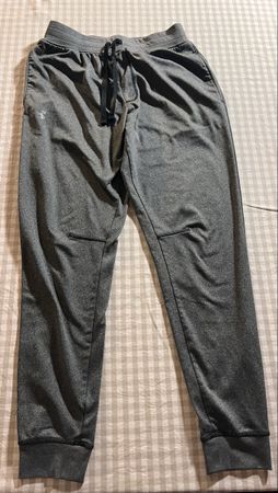 Under Armour Jogginghose grau Grösse M guter Zustand