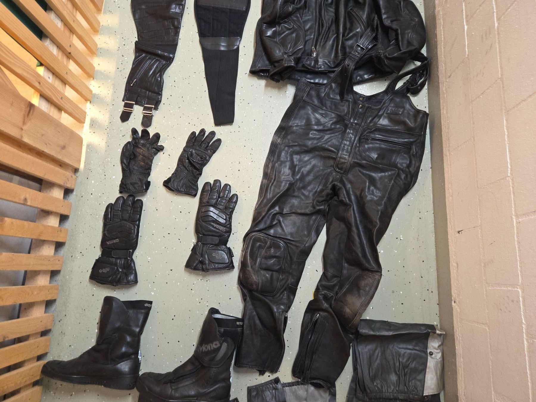 Lotti di vestiti: Motorradkleider Set, echtes Leder, 80ies – Usato da Zürich venduto da Ouuipouui 1