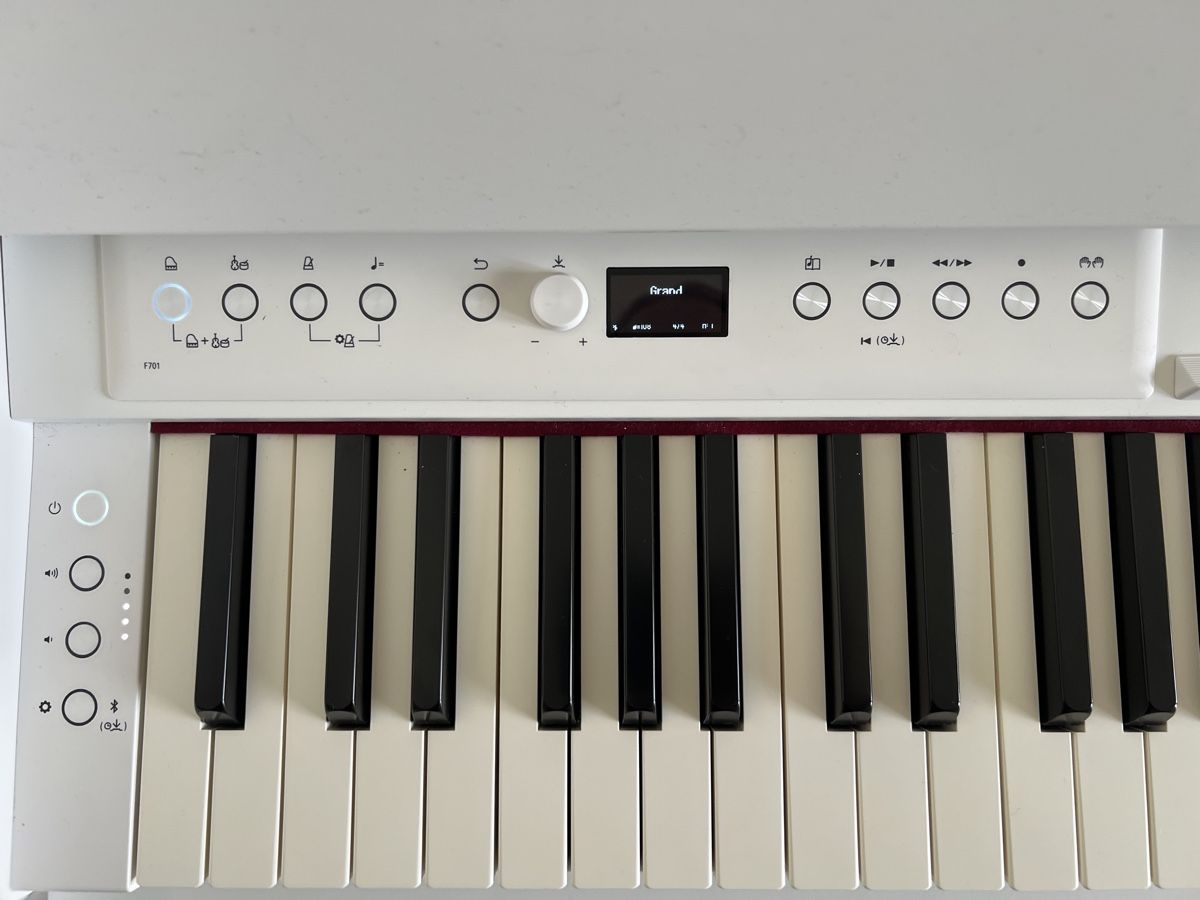 Roland Strumenti musicali: Roland F701 digital piano – Nuovo (secondo la descrizione) da Cadro venduto da Victoria88 2