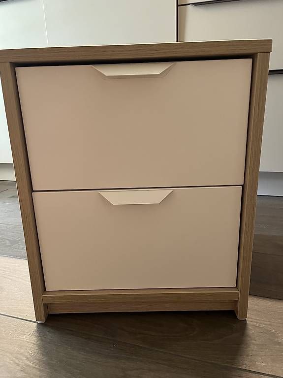 Ikea Tables de nuit: Table de chevet IKEA Askvoll – D'occasion à Lausanne par SabrinaMZ 2