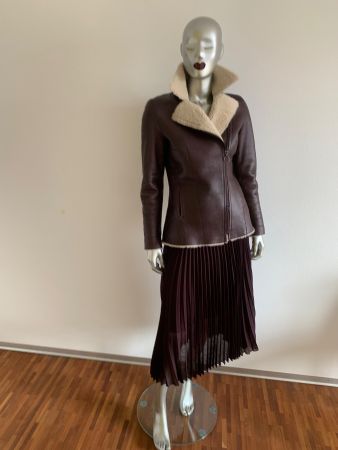 AKRIS: Exklusive bordeauxrote Lammfelljacke, 34, NP $ 2990