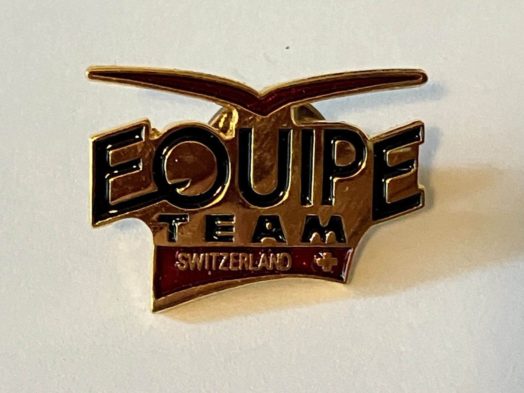 Placchette & Badge: 1 Pin Equipe Team Switzerland – Usato da Basel venduto da djwwpp